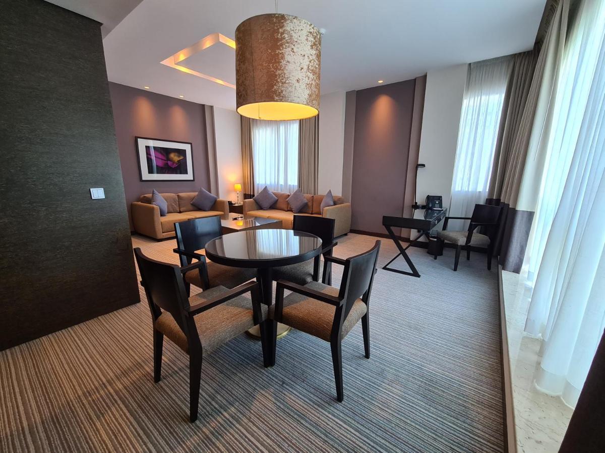 Four Points By Sheraton Аль-Айн Экстерьер фото A suite at the hotel