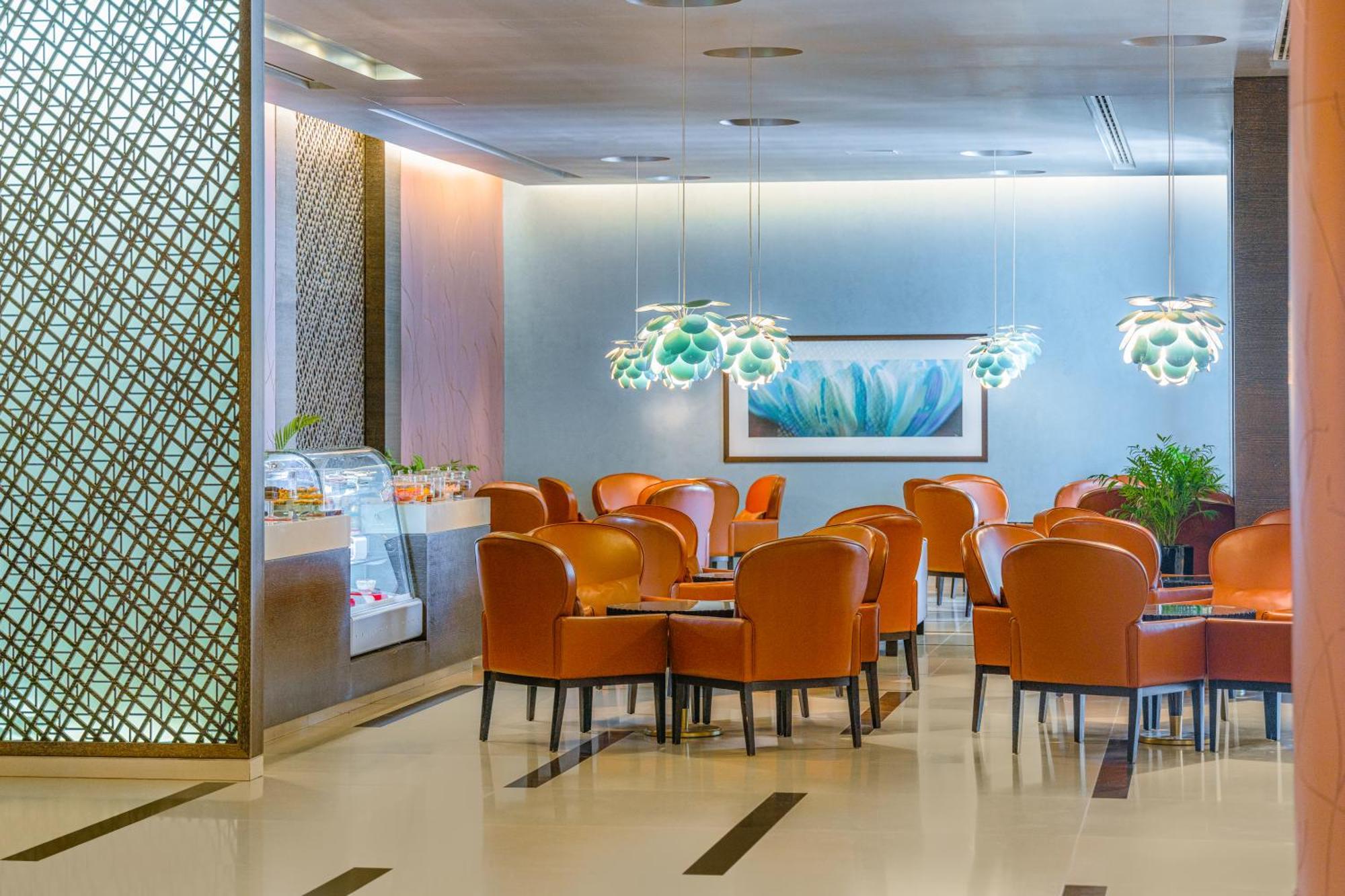 Four Points By Sheraton Аль-Айн Экстерьер фото The lounge at the airport