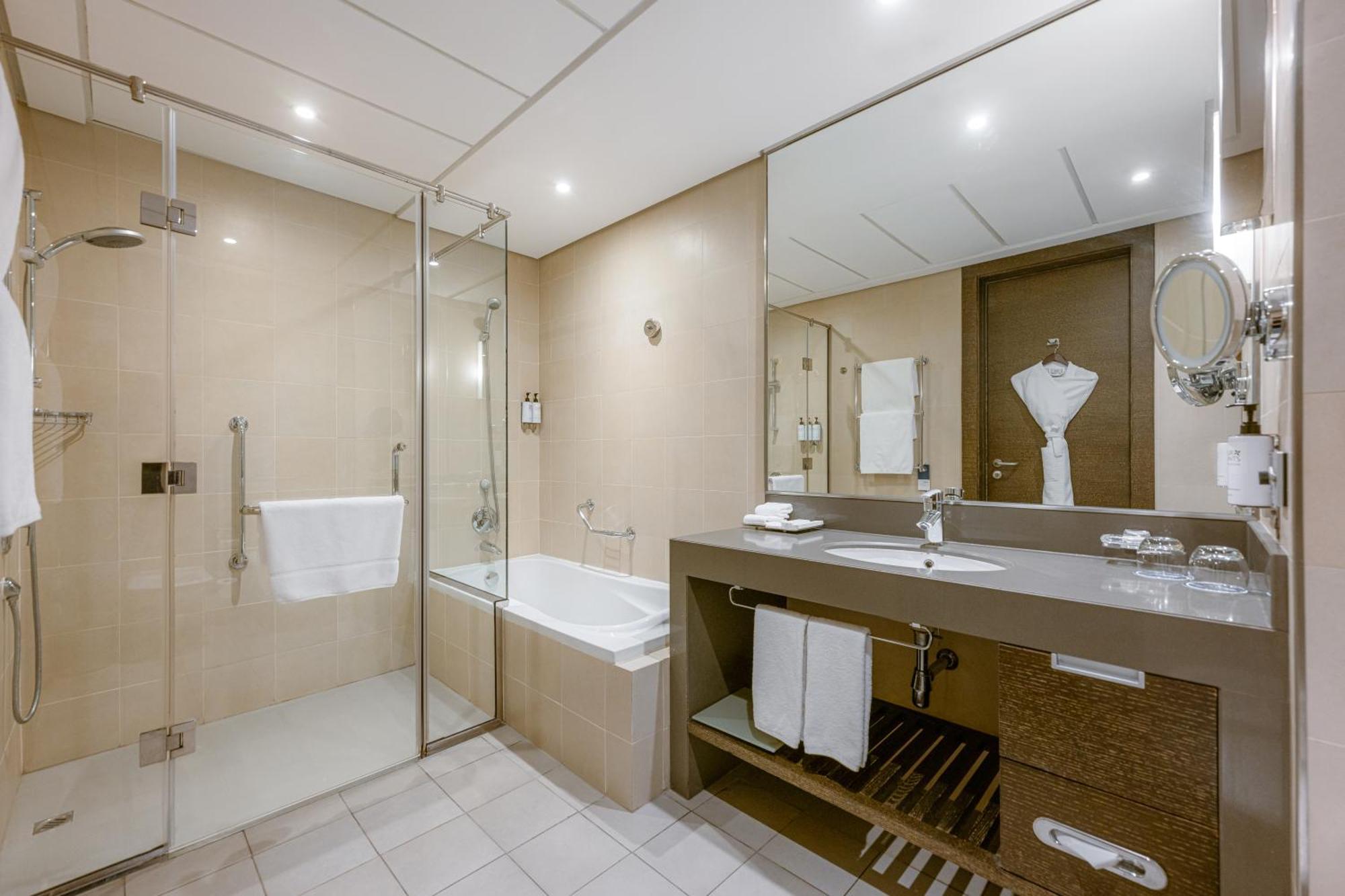 Four Points By Sheraton Аль-Айн Экстерьер фото A bathroom in a hotel
