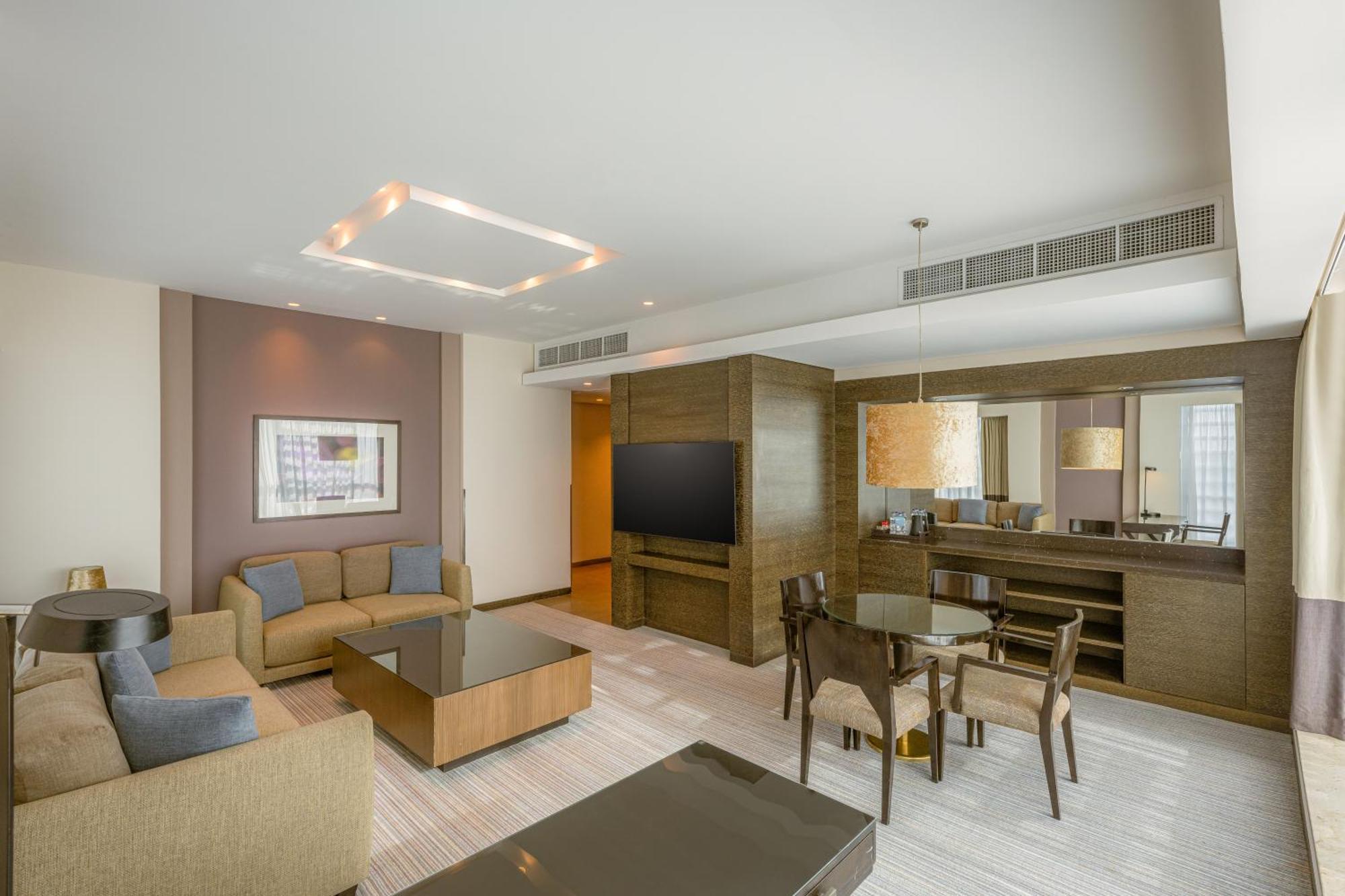 Four Points By Sheraton Аль-Айн Экстерьер фото Suite at the hotel