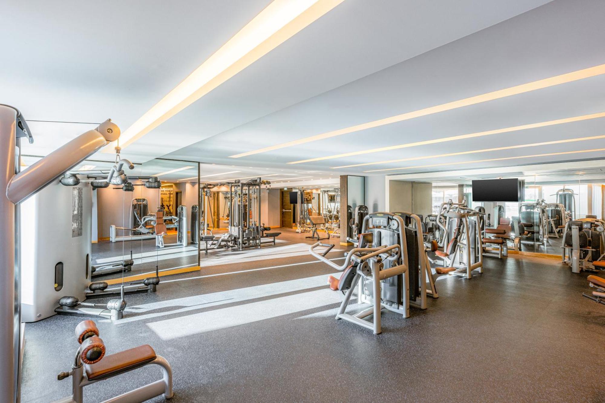 Four Points By Sheraton Аль-Айн Экстерьер фото The gym at the hotel