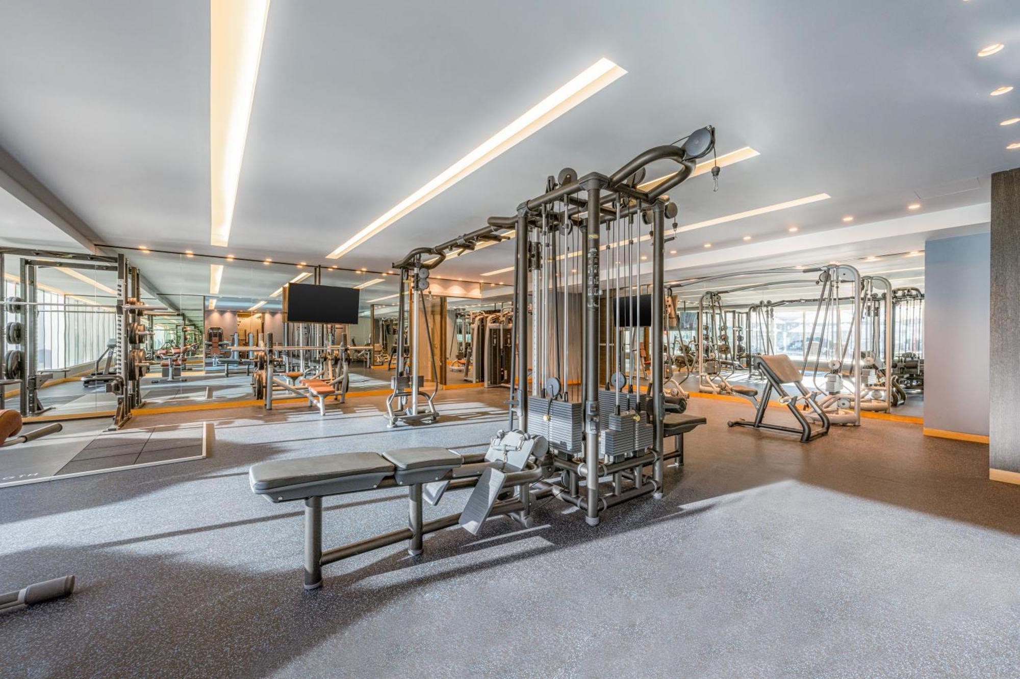 Four Points By Sheraton Аль-Айн Экстерьер фото The gym at the hotel