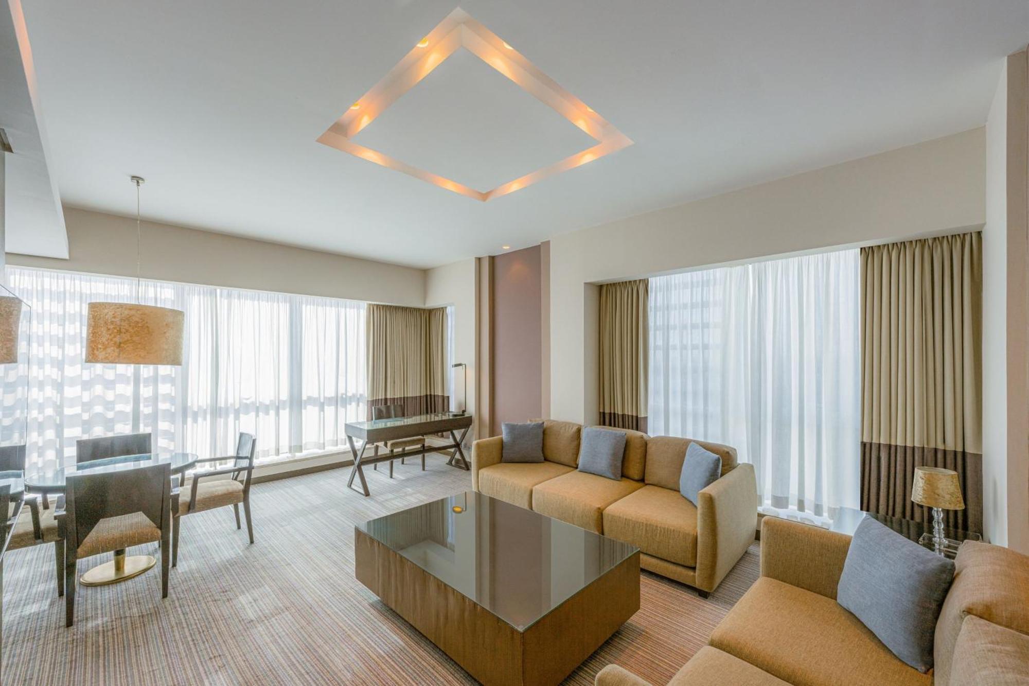 Four Points By Sheraton Аль-Айн Экстерьер фото A suite at the hotel