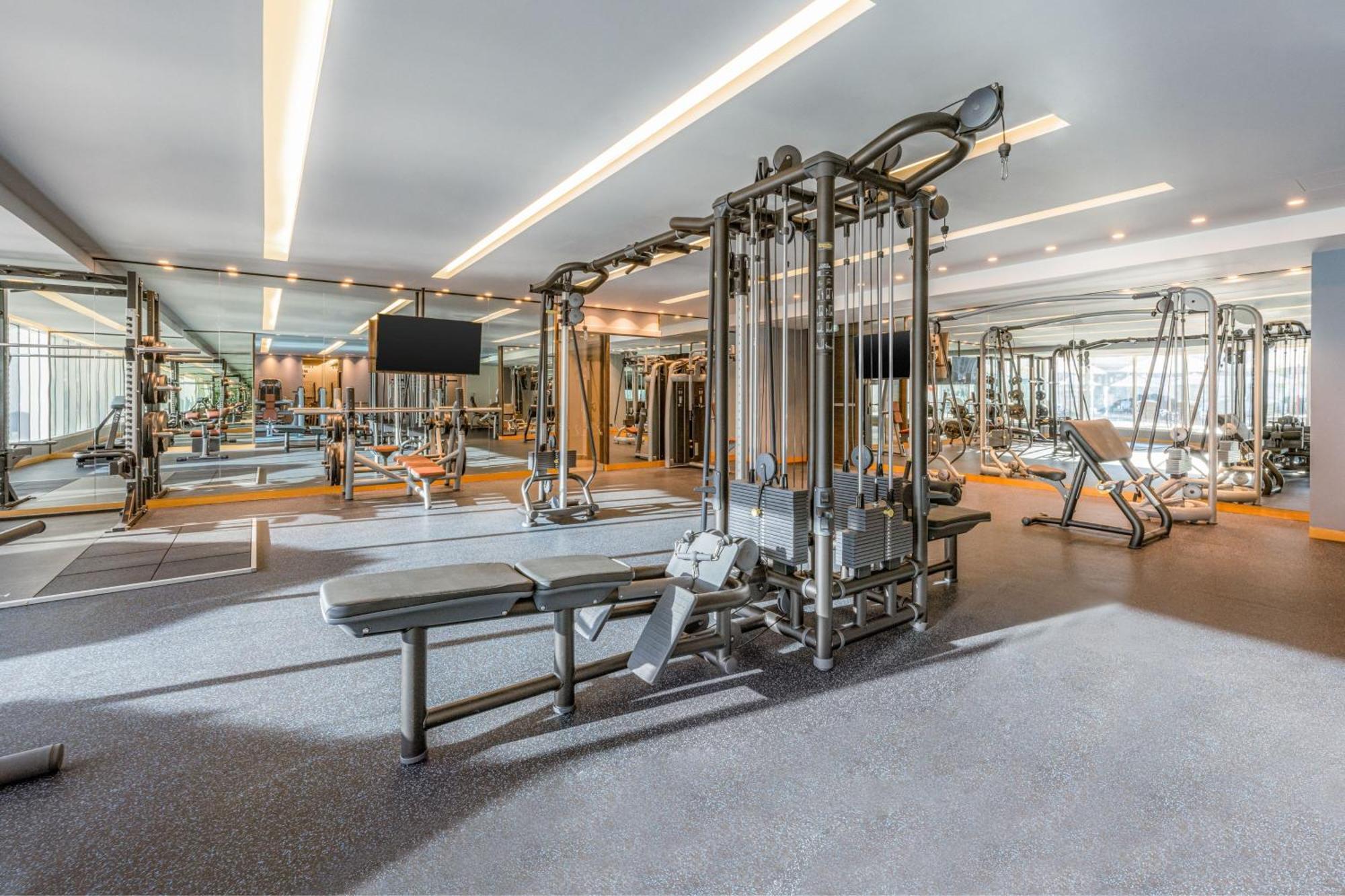 Four Points By Sheraton Аль-Айн Экстерьер фото The gym at the hotel