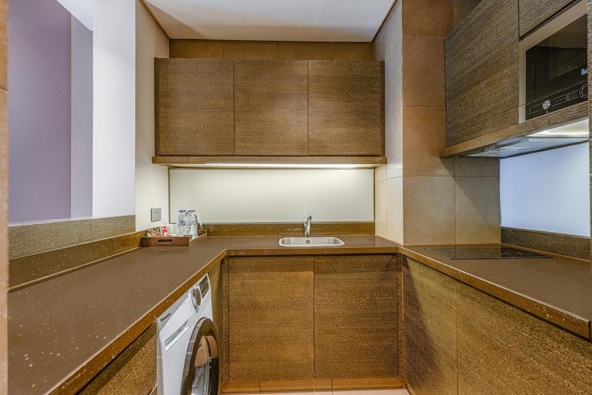 Four Points By Sheraton Аль-Айн Экстерьер фото A kitchen in a serviced apartment