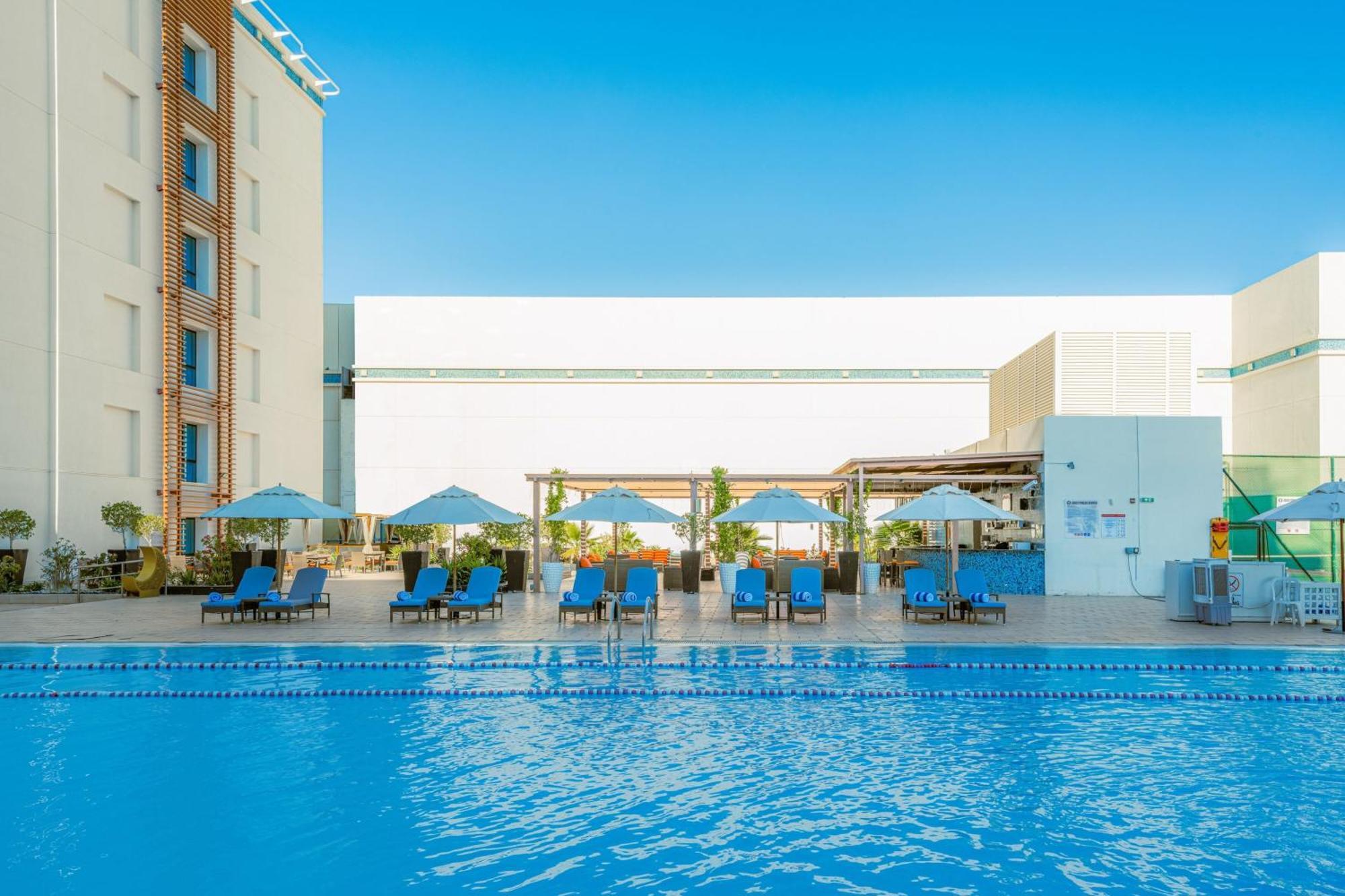 Four Points By Sheraton Аль-Айн Экстерьер фото The swimming pool at the hotel