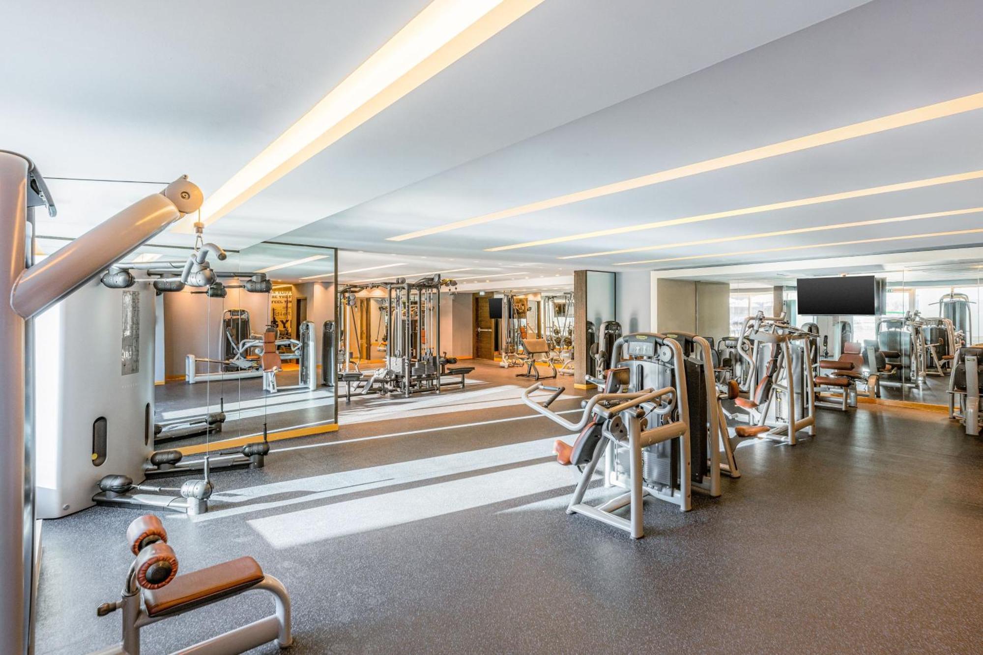 Four Points By Sheraton Аль-Айн Экстерьер фото The gym at the hotel