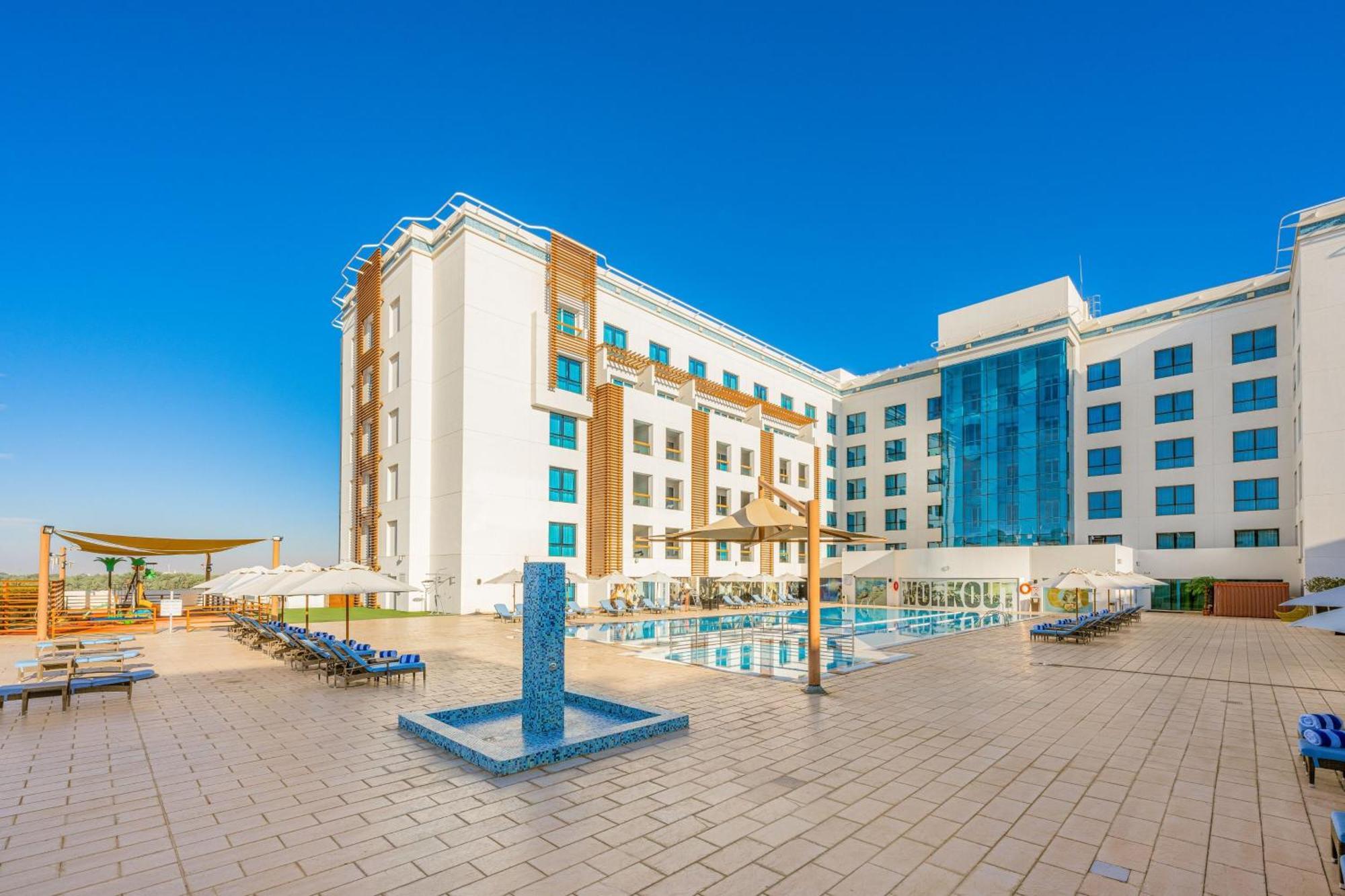 Four Points By Sheraton Аль-Айн Экстерьер фото The hotel's swimming pool